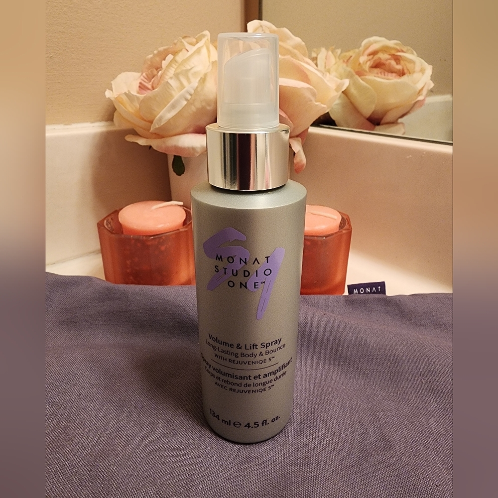 Monat Volume and Lift Spray